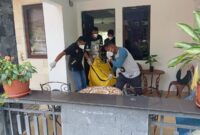 Jenazah WNA asal Inggris yang ditemukan membusuk di rumahnya, saat dievakuasi oleh Tim Inafis Polresta Barelang, Sabtu (16/3/2024). Matapedia6.com/ Dok Polsek Batuampar