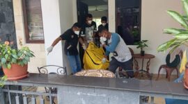 Jenazah WNA asal Inggris yang ditemukan membusuk di rumahnya, saat dievakuasi oleh Tim Inafis Polresta Barelang, Sabtu (16/3/2024). Matapedia6.com/ Dok Polsek Batuampar