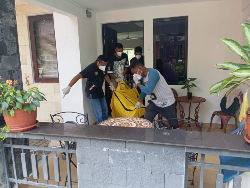 Jenazah WNA asal Inggris yang ditemukan membusuk di rumahnya, saat dievakuasi oleh Tim Inafis Polresta Barelang, Sabtu (16/3/2024). Matapedia6.com/ Dok Polsek Batuampar