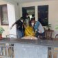 Jenazah WNA asal Inggris yang ditemukan membusuk di rumahnya, saat dievakuasi oleh Tim Inafis Polresta Barelang, Sabtu (16/3/2024). Matapedia6.com/ Dok Polsek Batuampar