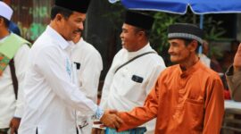 Kepala BP Batam sekaligus Wali Kota Batam salam dengan warga. Foto:Dok/Humas BP Batam