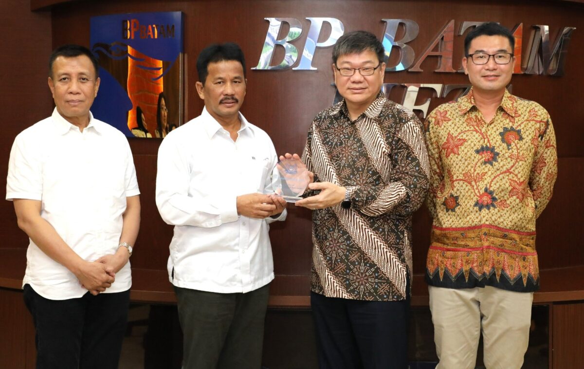 Kepala BP Batam Muhammad Rudi baju putih. Foto:Dok/Humas BP Batam