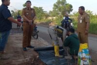 Camat Sagulung Muhammad Hafiz sedang meninjau proses perbaikan jalan. Foto:Istimewa