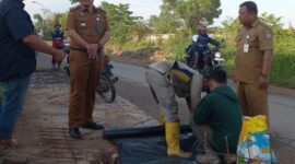 Camat Sagulung Muhammad Hafiz sedang meninjau proses perbaikan jalan. Foto:Istimewa