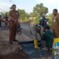 Camat Sagulung Muhammad Hafiz sedang meninjau proses perbaikan jalan. Foto:Istimewa