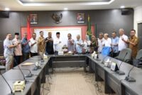 Ketua DPRD Batam Nuryanto, sambut rombongan anggota Dewan Perwakilan Rakyat Daerah (DPRD) Kabupaten Tanah Datar, Sumatera Barat, saat kunjungan kerja ke DPRD Batam, Senin (18/3/2024). Matapedia6.com/ Dok DPRD Batam.