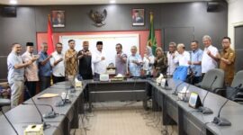Ketua DPRD Batam Nuryanto, sambut rombongan anggota Dewan Perwakilan Rakyat Daerah (DPRD) Kabupaten Tanah Datar, Sumatera Barat, saat kunjungan kerja ke DPRD Batam, Senin (18/3/2024). Matapedia6.com/ Dok DPRD Batam.
