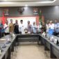Ketua DPRD Batam Nuryanto, sambut rombongan anggota Dewan Perwakilan Rakyat Daerah (DPRD) Kabupaten Tanah Datar, Sumatera Barat, saat kunjungan kerja ke DPRD Batam, Senin (18/3/2024). Matapedia6.com/ Dok DPRD Batam.