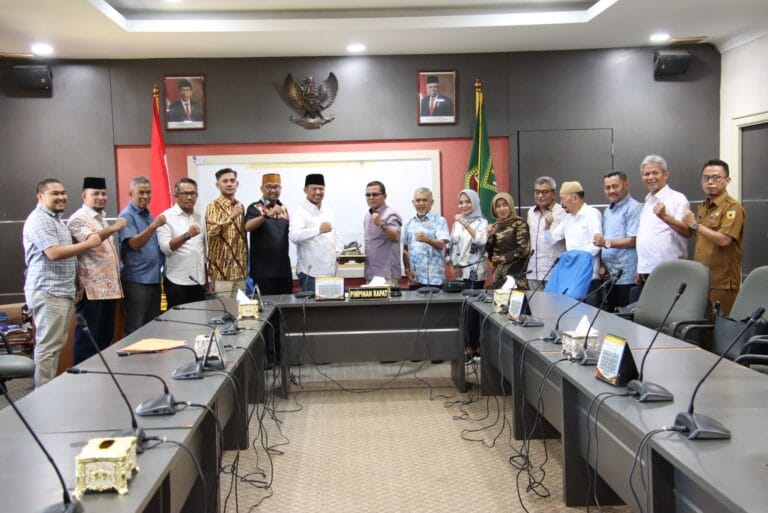 Ketua DPRD Batam Nuryanto, sambut rombongan anggota Dewan Perwakilan Rakyat Daerah (DPRD) Kabupaten Tanah Datar, Sumatera Barat, saat kunjungan kerja ke DPRD Batam, Senin (18/3/2024). Matapedia6.com/ Dok DPRD Batam.