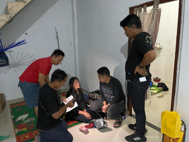 Unit Reskrim Polsek Lubuk Baja tangkap ART pelaku pencurian uang majikannya. Pelaku ditangkap di wilayah Bengkong Kota Batam, Minggu (17/3/2024). Matapedia6.com/ Dok Polsek Lubuk Baja. 