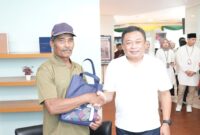 Direktur Utama Telkom Ririek Adriansyah (kanan) berinteraksi dengan pelanggan GraPARI TelkomGroup Medan dalam rangkaian acara Safari Ramadan sebagai bagian dari program TelkomGroup Siaga RAFI (Ramadan Idul Fitri) 2024 di Medan, beberapa waktu lalu. Foto:Dok/Telkom