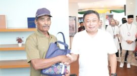 Direktur Utama Telkom Ririek Adriansyah (kanan) berinteraksi dengan pelanggan GraPARI TelkomGroup Medan dalam rangkaian acara Safari Ramadan sebagai bagian dari program TelkomGroup Siaga RAFI (Ramadan Idul Fitri) 2024 di Medan, beberapa waktu lalu. Foto:Dok/Telkom