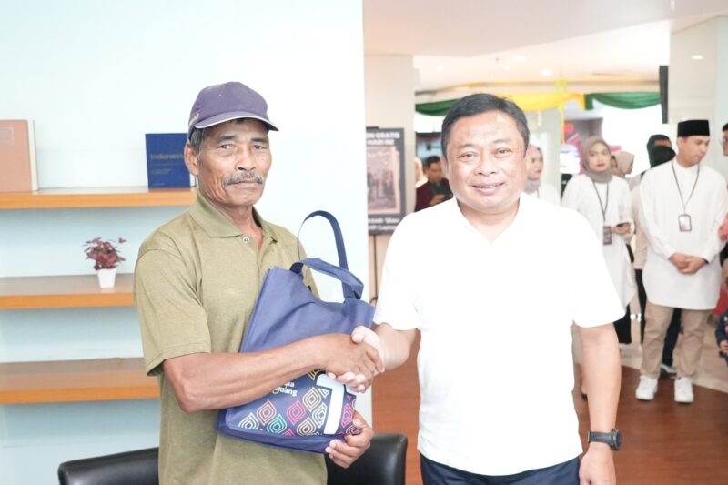 Direktur Utama Telkom Ririek Adriansyah (kanan) berinteraksi dengan pelanggan GraPARI TelkomGroup Medan dalam rangkaian acara Safari Ramadan sebagai bagian dari program TelkomGroup Siaga RAFI (Ramadan Idul Fitri) 2024 di Medan, beberapa waktu lalu. Foto:Dok/Telkom