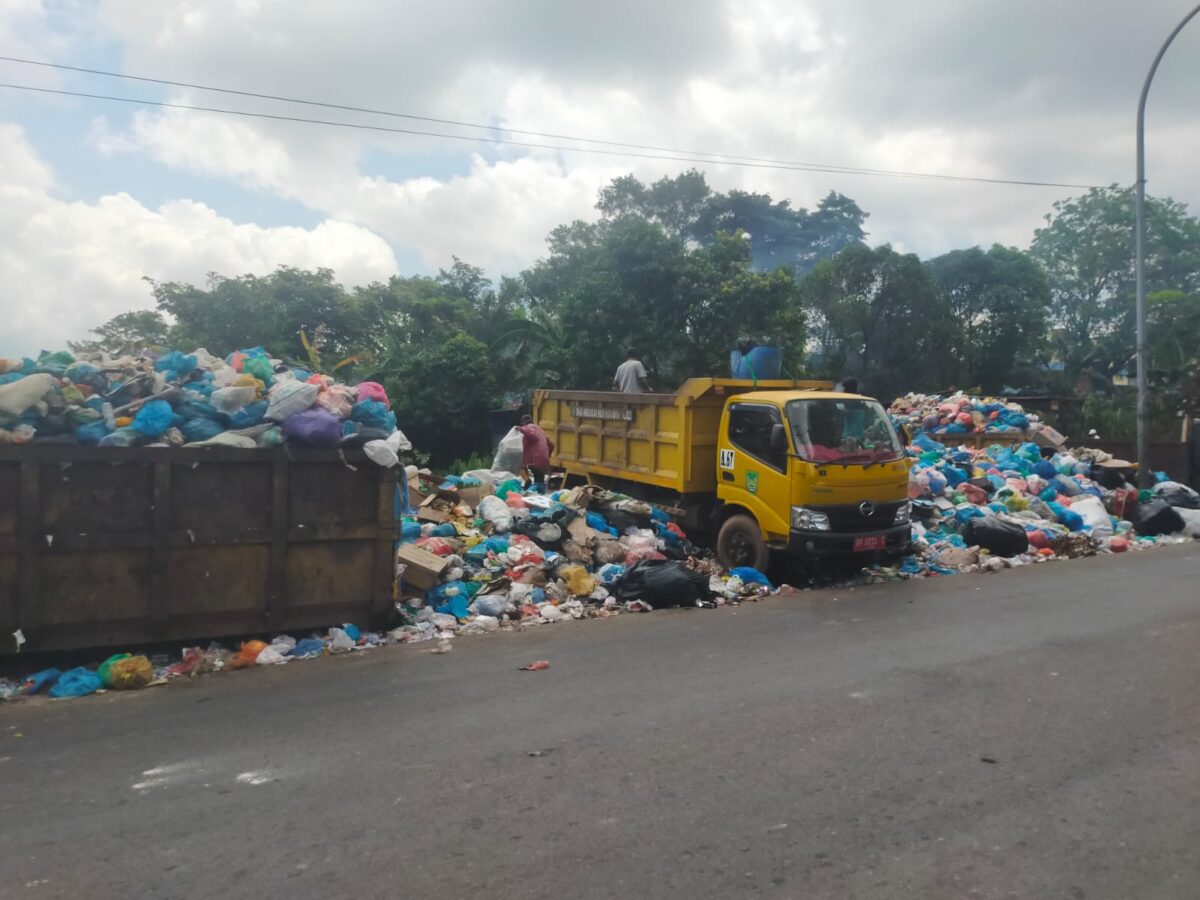 Mobil DLH tengah angkut sampah di leter S Dapur 12, Selasa (19/3/2024). Foto:Dok/Ist