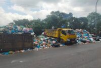 Mobil DLH tengah angkut sampah di leter S Dapur 12, Selasa (19/3/2024). Foto:Dok/Ist