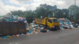Mobil DLH tengah angkut sampah di leter S Dapur 12, Selasa (19/3/2024). Foto:Dok/Ist