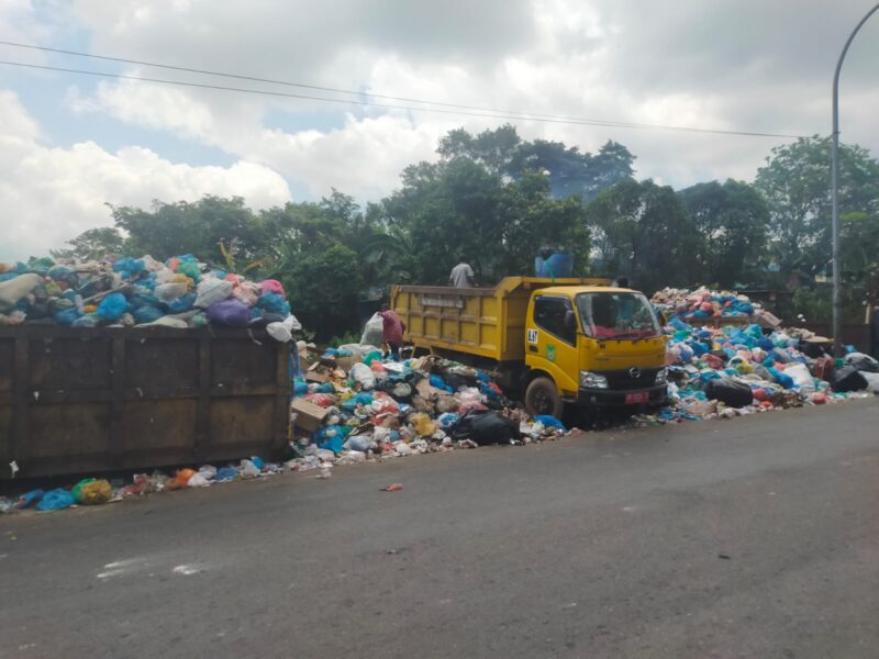 Mobil DLH tengah angkut sampah di leter S Dapur 12, Selasa (19/3/2024). Foto:Dok/Ist