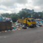 Mobil DLH tengah angkut sampah di leter S Dapur 12, Selasa (19/3/2024). Foto:Dok/Ist