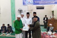 Bantuan diberikan ke pengurus masjid oleh Rudi, Senin (18/3/2024). Foto:zal/matapedia6