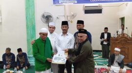 Bantuan diberikan ke pengurus masjid oleh Rudi, Senin (18/3/2024). Foto:zal/matapedia6
