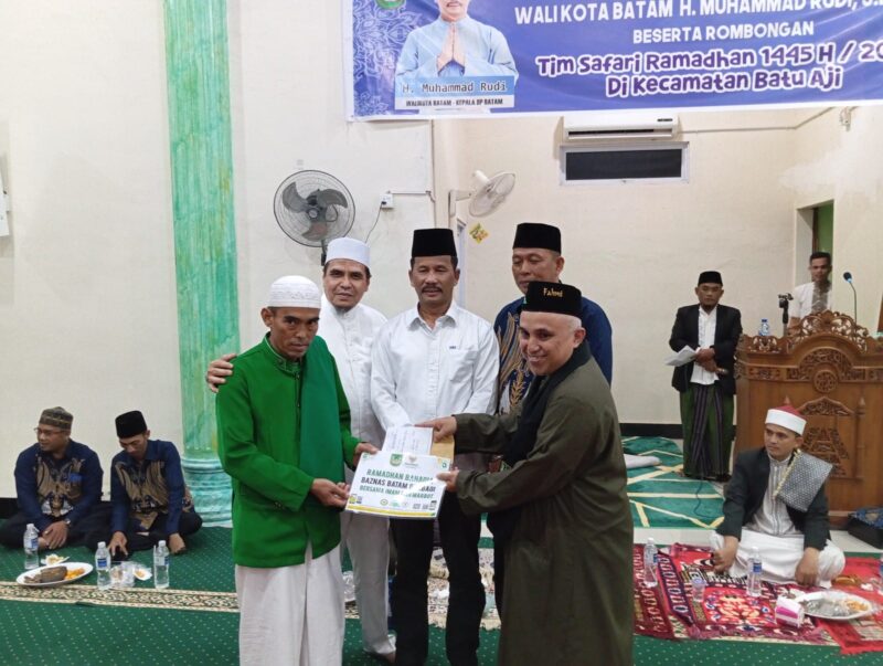 Bantuan diberikan ke pengurus masjid oleh Rudi, Senin (18/3/2024). Foto:zal/matapedia6