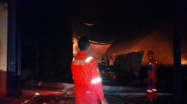 Petugas pemadam kebakaran melihat kondisi api yang membakar perusahaan produksi limbah plastik di kelurahan Kabil Kecamatan Nongsa, Selasa (19/3/2024). Matapedia6.com/ Dok Polsek Nongsa