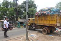 Camat Sagulung Muhammad Haviz Rozie turun dan pantau langsung pembersihan sampah di TPS Kamboja, Ajak warga buang sampah langsung ke dalam Bin Kontainer, Rabu (20/3/2024). Matapedia6.com/ Dok Camat.