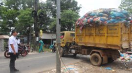Camat Sagulung Muhammad Haviz Rozie turun dan pantau langsung pembersihan sampah di TPS Kamboja, Ajak warga buang sampah langsung ke dalam Bin Kontainer, Rabu (20/3/2024). Matapedia6.com/ Dok Camat.