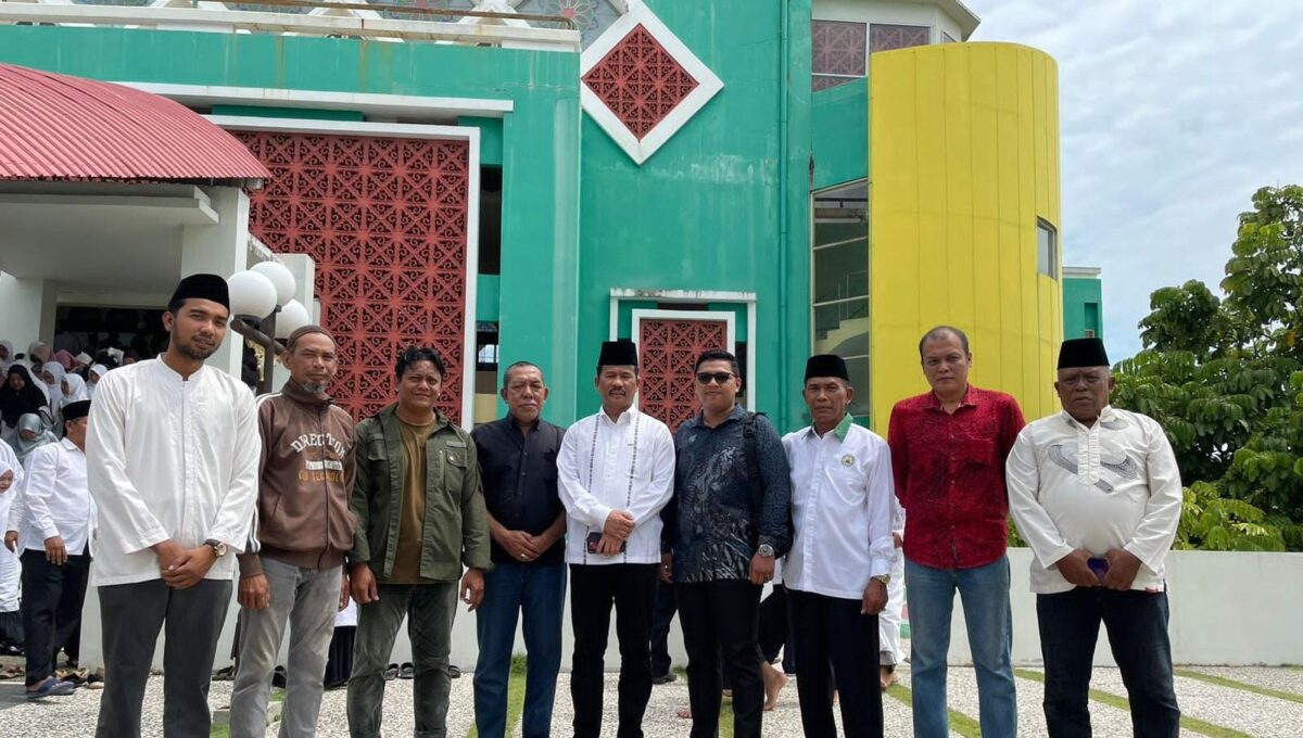 Pemuda Karimun dengan Rudi. Foto:Istimewa