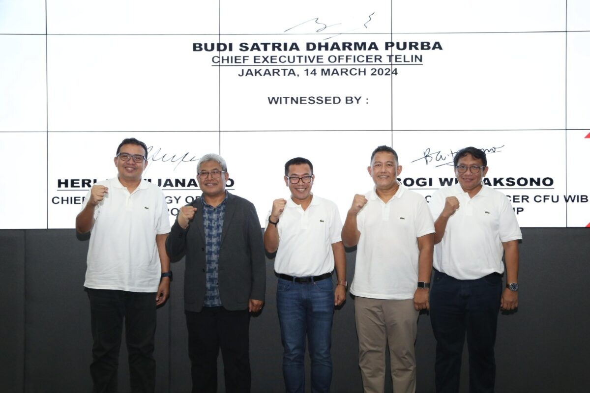 Direktur Wholesale & International Service Telkom, Bogi Witjaksono (kedua dari kanan); Direktur Network & IT Solution Telkom, Herlan Wijanarko (kedua dari kiri); CEO Telin, Budi Satria Dharma Purba (tengah); CFRO Telin Doni Andriansyah (paling kiri) dan CTO Telin Akhmad Ludfy (paling kanan) saat peresmian Telin Operation and Command Center (TOCC) beberapa waktu lalu. Foto:Telkom