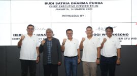 Direktur Wholesale & International Service Telkom, Bogi Witjaksono (kedua dari kanan); Direktur Network & IT Solution Telkom, Herlan Wijanarko (kedua dari kiri); CEO Telin, Budi Satria Dharma Purba (tengah); CFRO Telin Doni Andriansyah (paling kiri) dan CTO Telin Akhmad Ludfy (paling kanan) saat peresmian Telin Operation and Command Center (TOCC) beberapa waktu lalu. Foto:Telkom