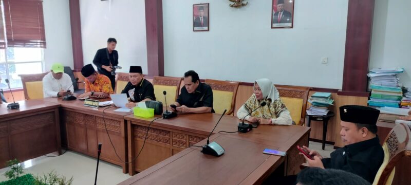 Komisi III DPRD Kota Batam, gelar Rapat Dengar Pendapat Umum (RDPU) memgenai aktifitas oemotongan kapal di Pt Marinatama Gemanusa di ruang rapatnkomisi III DPRD Batam, Rabu (20/3/2024) Matapedia6.com/ Luci.