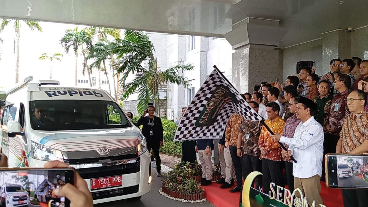 Kepala BI Kepulauan Riau secara simbolis lepas mobil kas keliling penukaran uang rupiah Idul Fitri, Rabu (20/3/2024). Foto:zal-matapedia6