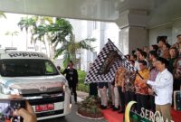 Kepala BI Kepulauan Riau secara simbolis lepas mobil kas keliling penukaran uang rupiah Idul Fitri, Rabu (20/3/2024). Foto:zal-matapedia6