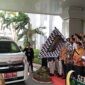 Kepala BI Kepulauan Riau secara simbolis lepas mobil kas keliling penukaran uang rupiah Idul Fitri, Rabu (20/3/2024). Foto:zal-matapedia6