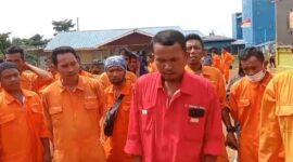 Ratusan  pekerja Pt Indo Tirta Suaka gelar aksi unjuk rasa di depan perusahaan di Pulau bulan, Kamis (21/3/2024). Matapedia6.com/ Dok Pekerja.