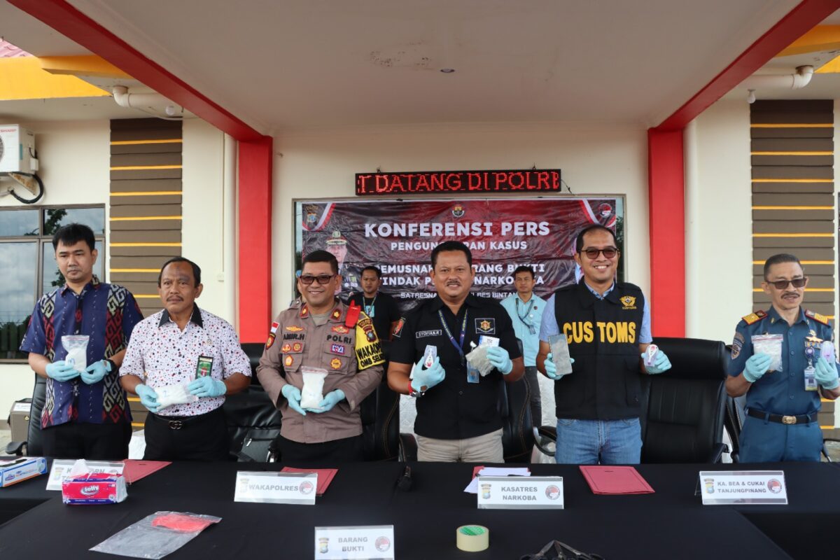 Wakapolres Bintan Kompol Amir Hamzah, bersama instansi terkait musnahkan sabu hasil ungkap kasus di pelabuhan Sri Bayintan. Matapedia6.com/ Dok Humas Polres Bintan