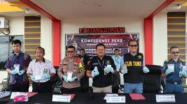 Wakapolres Bintan Kompol Amir Hamzah, bersama instansi terkait musnahkan sabu hasil ungkap kasus di pelabuhan Sri Bayintan. Matapedia6.com/ Dok Humas Polres Bintan