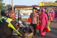 Polsek Batuaji berbagi takjil kepada pengendara di depan mako Polsek Batuaji. Matapedia6.com/ Dok Polsek