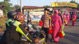 Polsek Batuaji berbagi takjil kepada pengendara di depan mako Polsek Batuaji. Matapedia6.com/ Dok Polsek