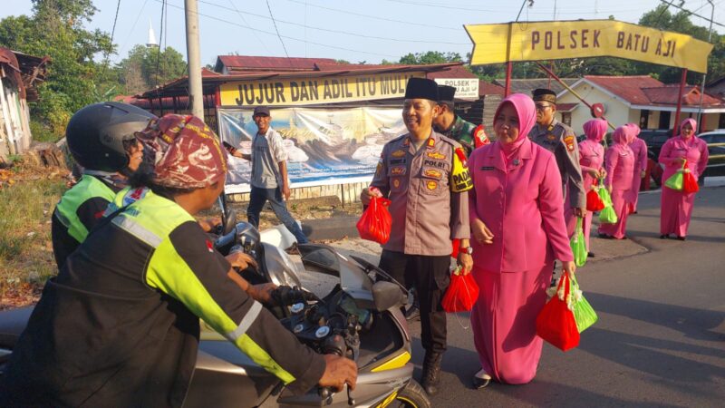 Polsek Batuaji berbagi takjil kepada pengendara di depan mako Polsek Batuaji. Matapedia6.com/ Dok Polsek