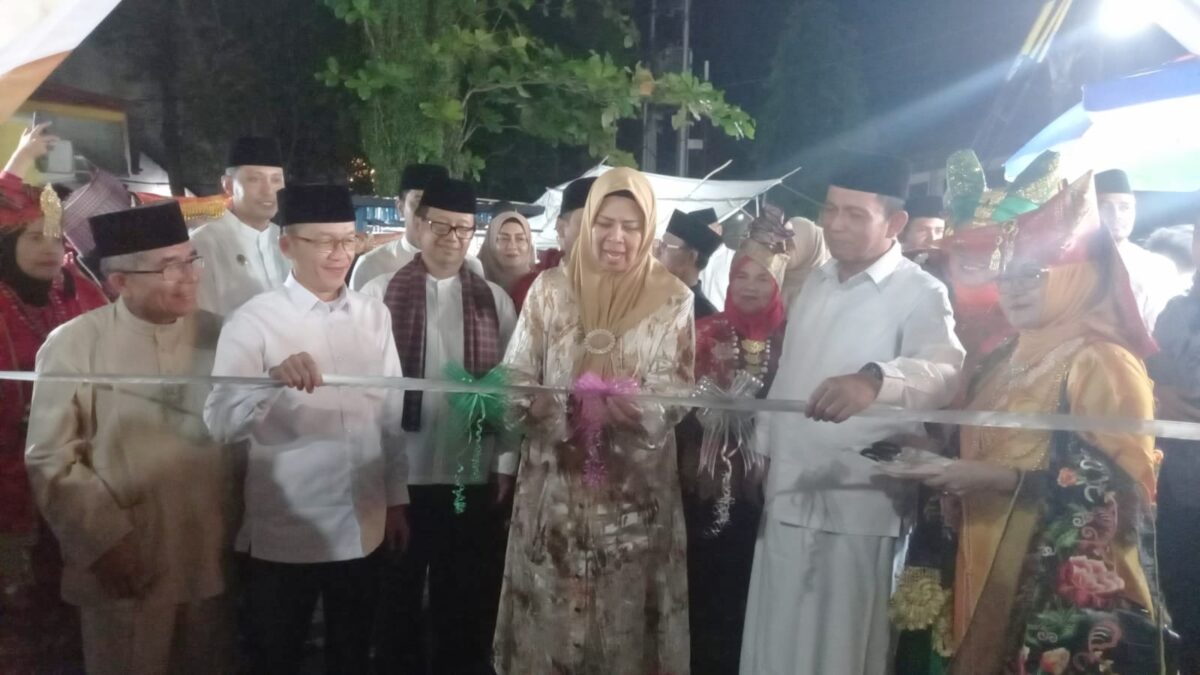 Pj Wali Kota Tanjungpinang Hasan, bersama Gubernur Kepri Ansar Ahmad membuka bazar ramadan di lapangan pamedan tanjungpinang, Sabtu (23/3/2024). Matapedia6.com/ Diskominfo Tanjungpinang