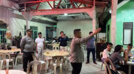 Kapolsek Sagulung Iptu Donald Tambunan berikan himbauan khamtibmas kepada anak muda yang nongkrong hingga larut malam di cafe Sei Lekop, Sabtu (23/3/2024). Matapedia6.com/ Dok Kapolsek