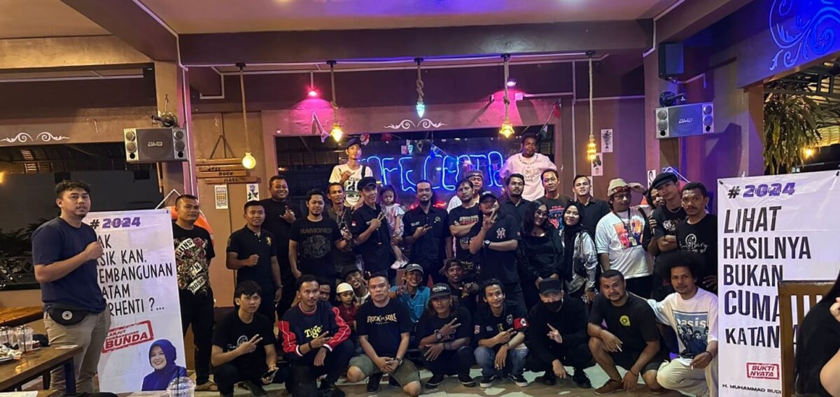 Basis penggemar Slank dan Boomerang di Kota Batam, kepada Muhammad Rudi dan Bunda Marlin di Coffee Center Bida Asri Batam Centre, Minggu (24/3/2024).Matapedia6.com/DNA