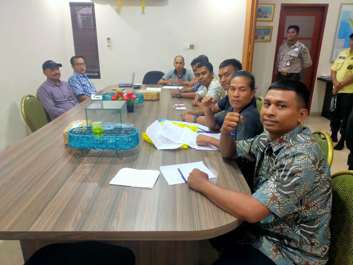 Karyawan Pt Indo Tirta Suaka saat mengikuti Bipartit di Kantor Disnaker Kota Batam, Senin (25/3/2024). Matapedia6.com/ Dok Karyawan