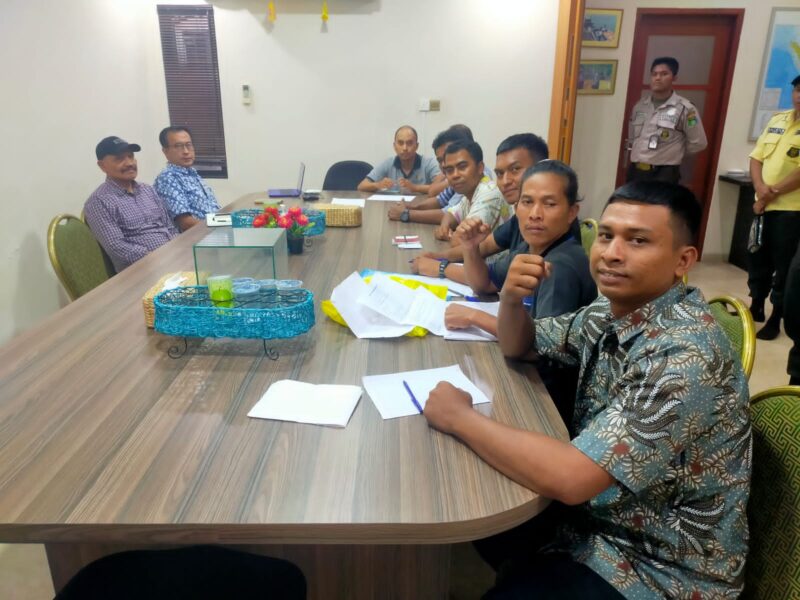 Karyawan Pt Indo Tirta Suaka saat mengikuti Bipartit di Kantor Disnaker Kota Batam, Senin (25/3/2024). Matapedia6.com/ Dok Karyawan