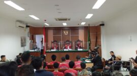Terdakwa aksi bela Rempang saat menjalankan sidang di Pengadilan Negeri Batam, Senin (25/3/2024). Foto:Zal/matapedia6