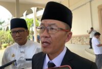 (Pj) Wali Kota Tanjungpinang Hasa, memberikan komentar kepada media usai mengikuti rapat penyampaiyan Ranperda Tahap I tahun 2024 di Kantor DPRD Tanjungpinang, Senin (25/3/2024) Matapedia6.com/ Diskominfo Tanjungpinang