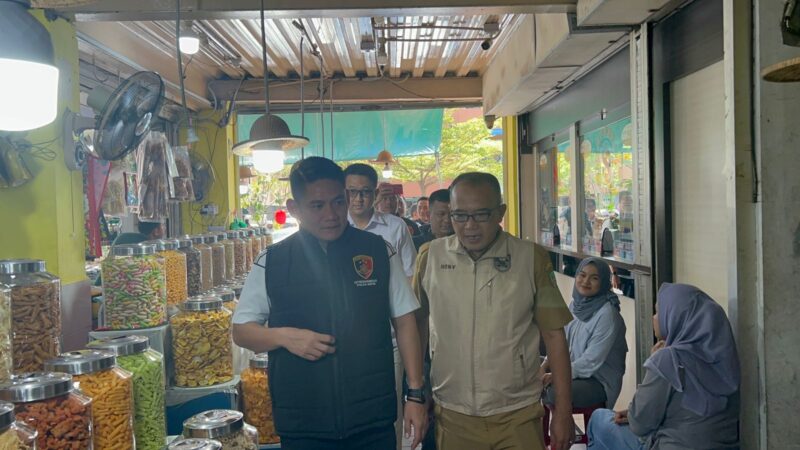 Subdit I Indaksi Ditreskrimum Polda Kepri bersama lintas sektoral pantau makanan kadaluarsa di beberapa pasar di lapangan, Selasa (26/3/2024).Matapedia6.com/ Dok Humas Polda