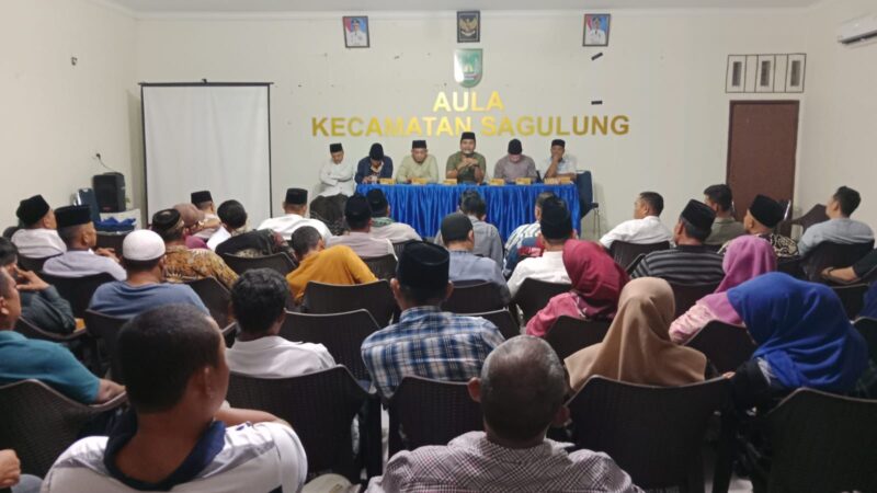 Elemen masyarakat dan tokoh agama berunding untuk pelaksanaan peringati malam Nuzulul Quran di kantor Camat Sagulung. Foto:Istimewa